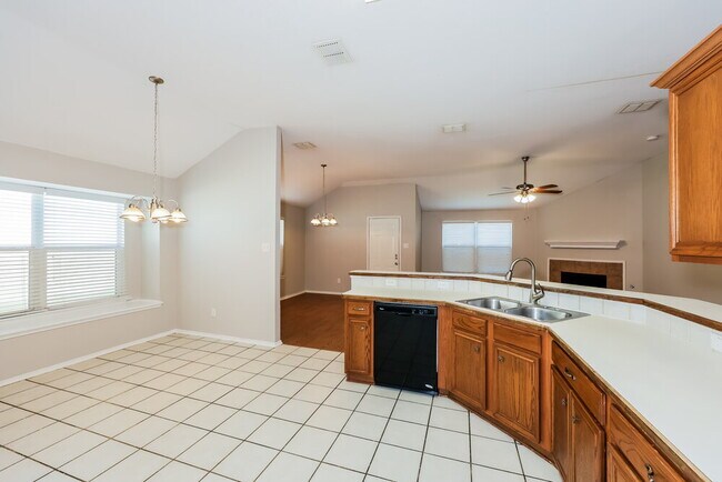 Building Photo - 3020 Meadowbrook Dr