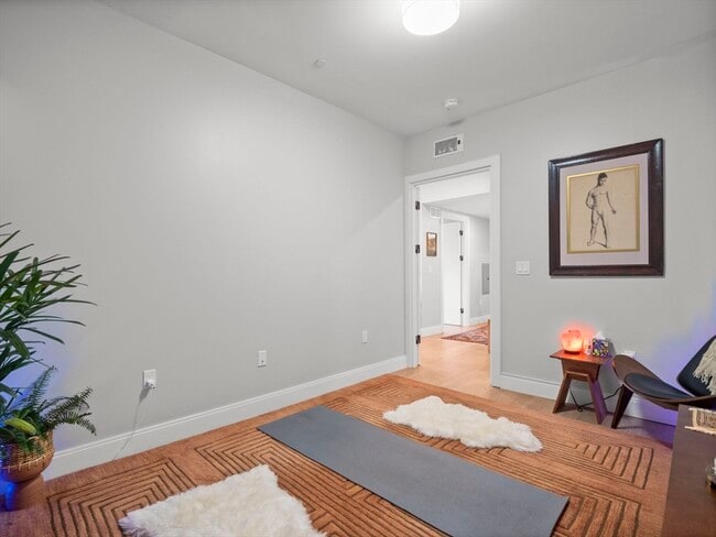 Building Photo - 9 Central St