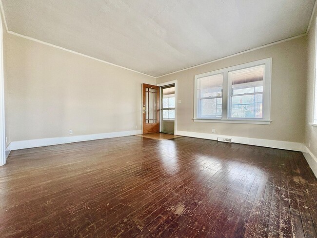 Building Photo - 1815 Kemble Ave