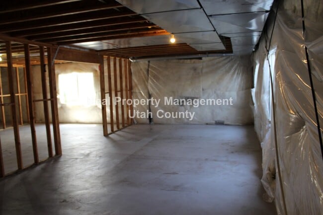 Building Photo - Updated home in Saratoga Springs