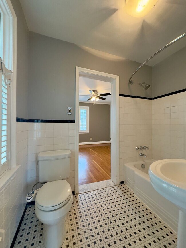 Building Photo - Spacious 4-Bedroom Single Family House in Baltimore