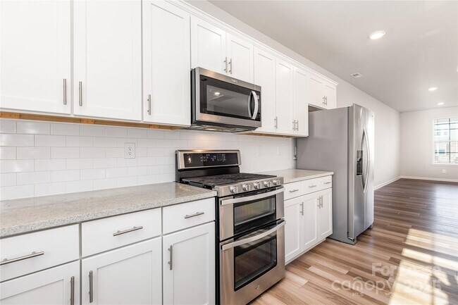 Building Photo - 10114 Hemingway Pl
