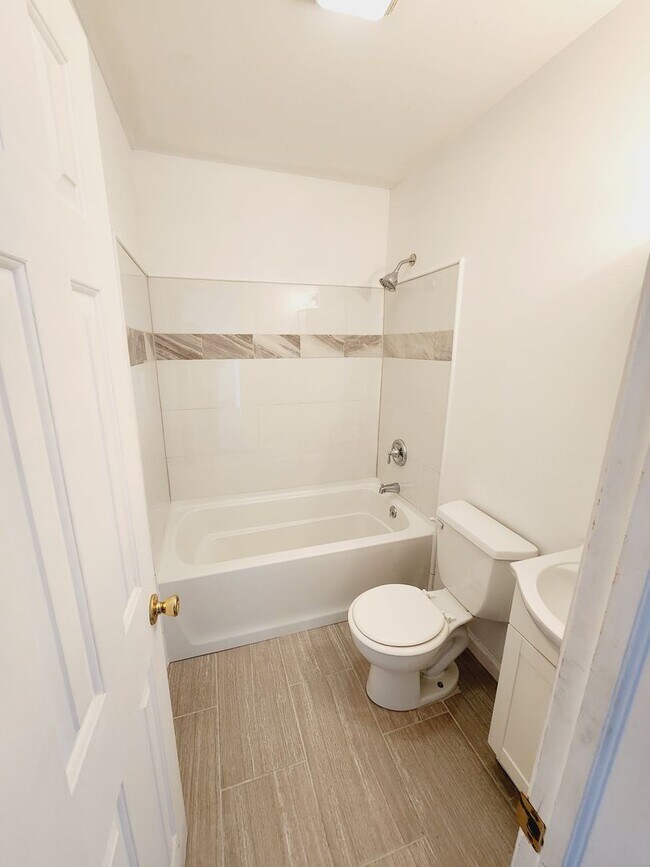 Building Photo - 1811 PA-611