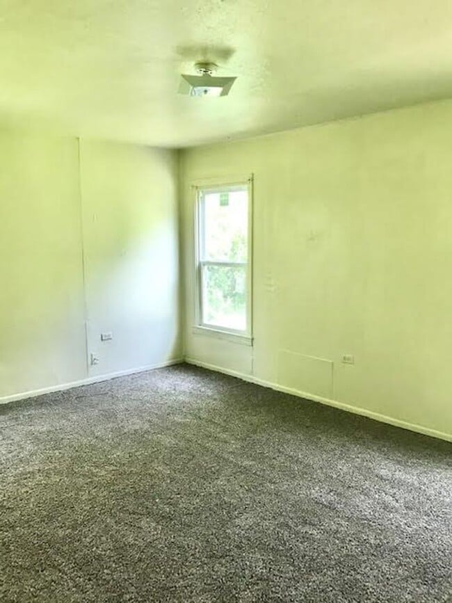 Building Photo - 3812 Hiland Dr