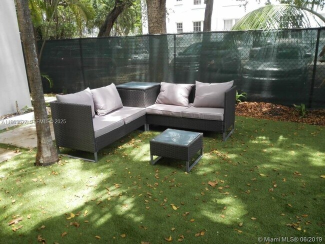 Building Photo - 245 NE 33rd St