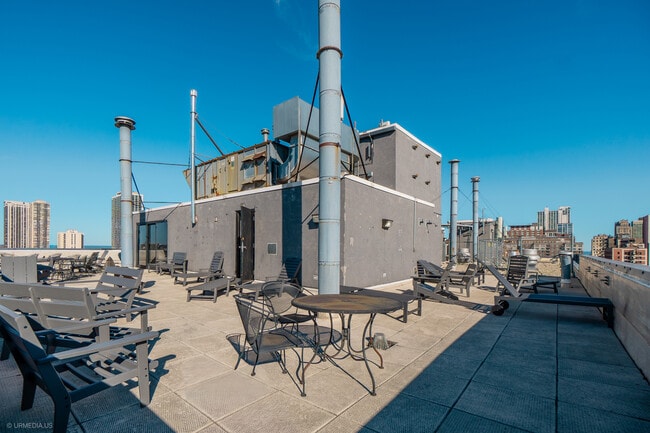 Building Photo - 1309 N Wells St