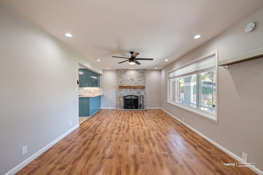 Building Photo - 3661 Slopeview Dr
