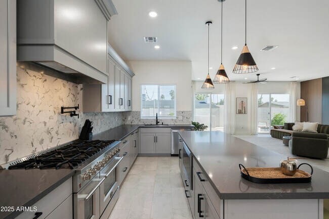 Building Photo - 5049 E Shaw Butte Dr