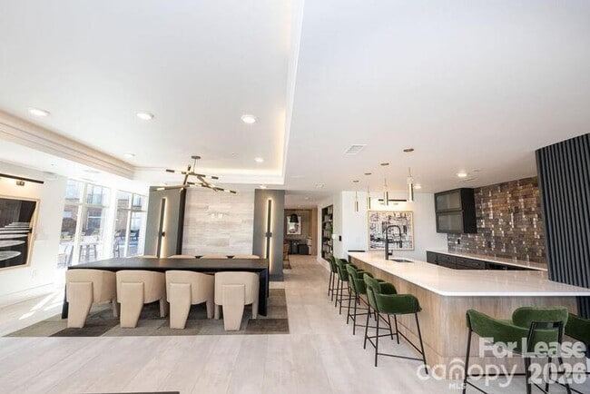 Building Photo - 425 W Trade St