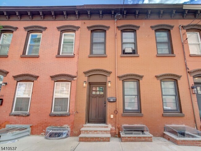 Building Photo - 16 Eagles St