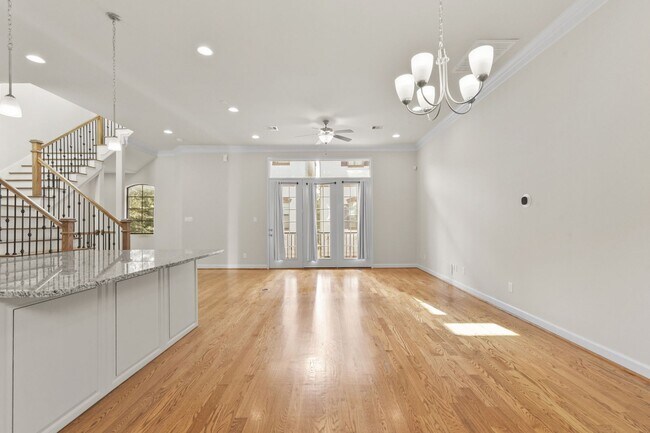 Building Photo - Elegant 3-Bedroom Home in Gated Inner Loop...