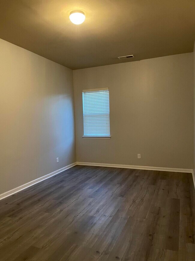 Building Photo - 527 Telegraph Dr