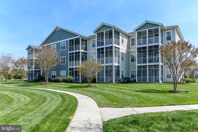 Building Photo - 33106 N Village Loop