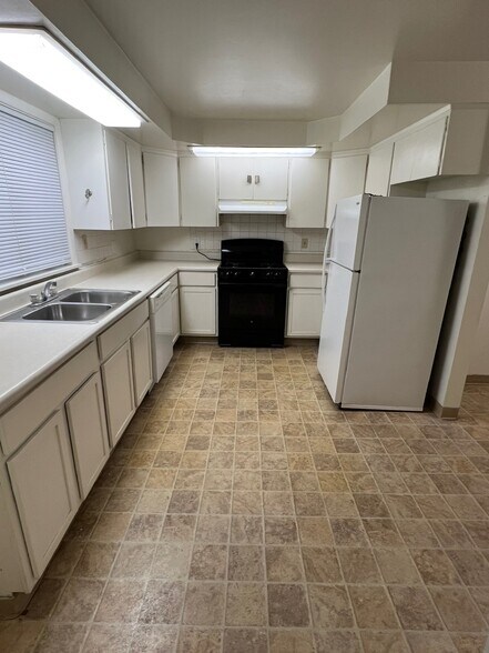 Primary Photo - 1013 Dryden Rd