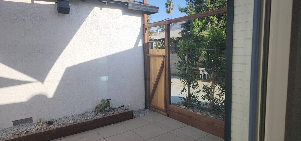 Building Photo - 950 N Kingsley Dr