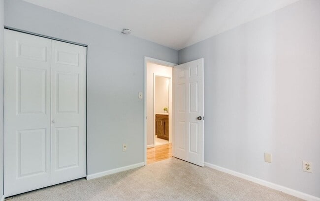 Building Photo - Gorgeous and fully updated 3BR 3.5BA 3 lev...