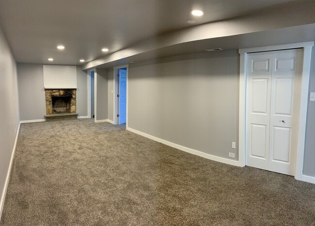 Building Photo - Spacious 5 Bedroom Home
