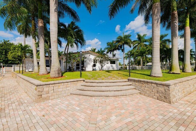 Building Photo - 5780 SW 18th St