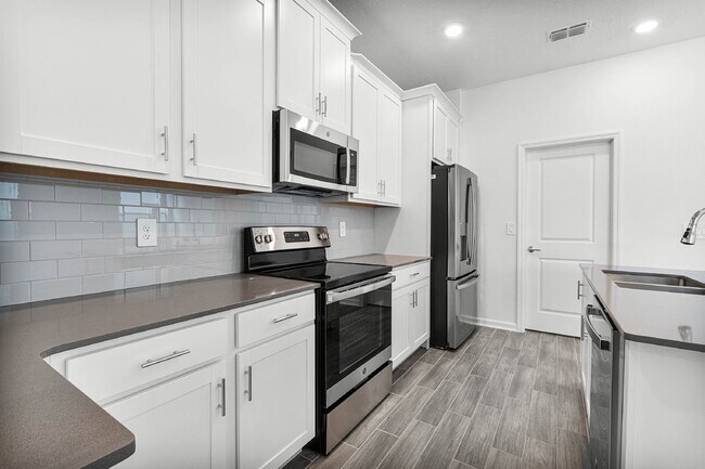 Building Photo - Available on July 10! Solar panel Spacious 3 bedroom house with all appliances included.