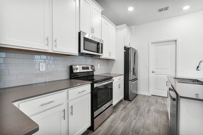 Building Photo - Solar panel Spacious 3 bedroom house with all appliances included.