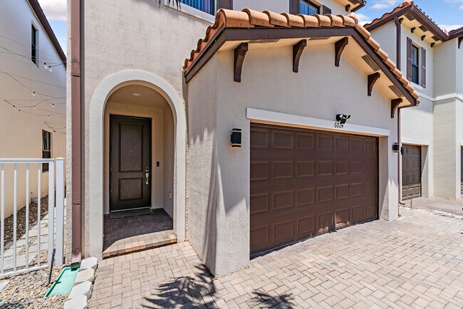 Building Photo - 6024 Pine Tree Way