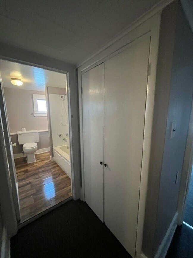 Building Photo - 4 Bedroom 1 Bath