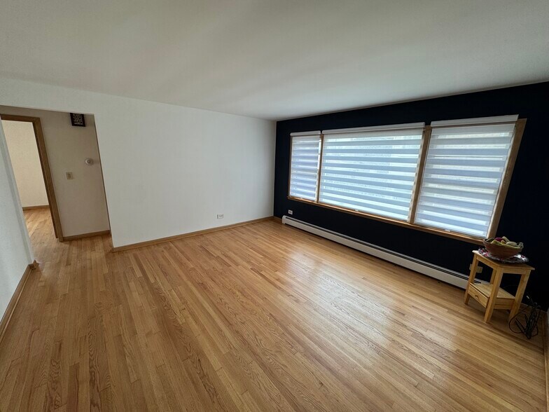 Building Photo - 6331 W Devon Ave