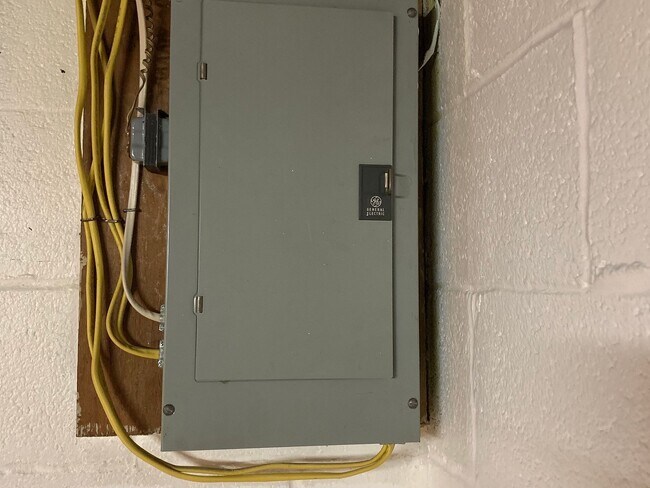 Building Photo - 525 Hilton Dr