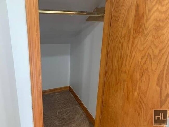 Building Photo - Spacious 3-Bedroom Apartment – Hardwood Fl...