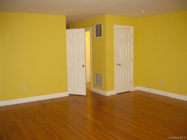 Building Photo - 622 S 6th Ave