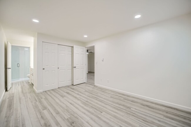 Building Photo - Beautiful 2Bed/1.75Bath in an Exclusive Co...