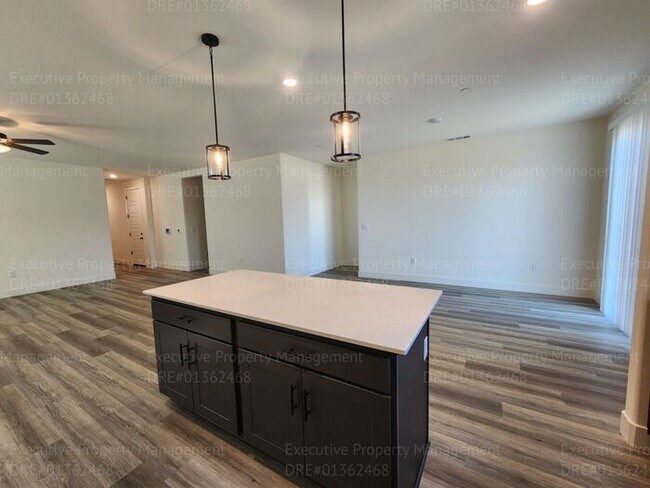 Building Photo - 4 bedroom/ 3 bathroom split-wing home.