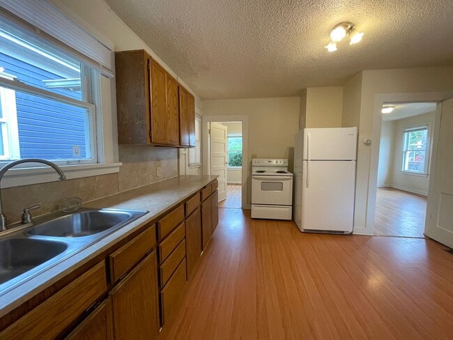 Building Photo - House Near Mississippi Ave with Fenced Yard