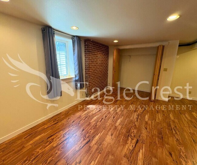 Building Photo - Beautifully Renovated Historic 3 Bedroom Home
