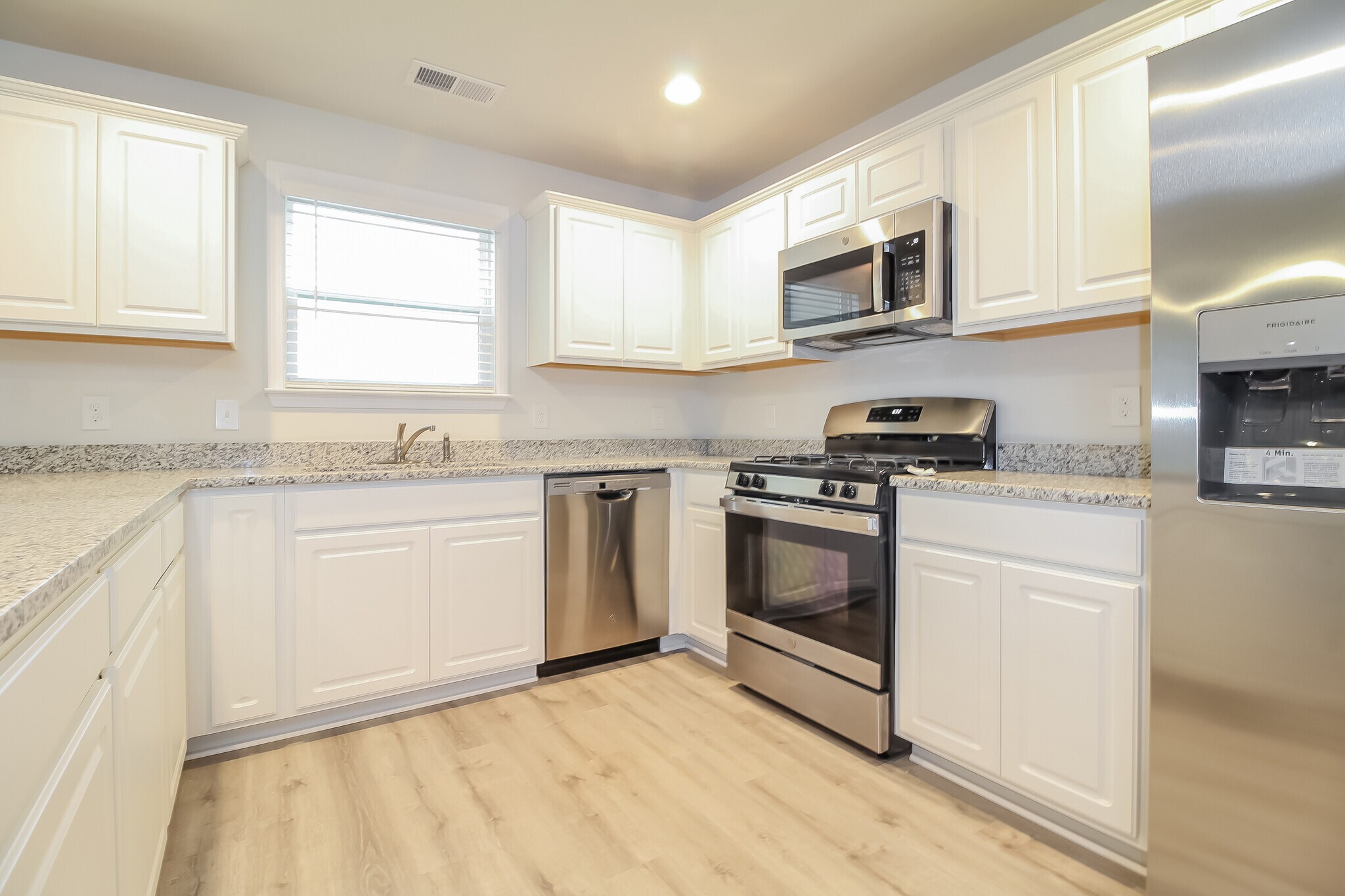 Building Photo - 518 Whittier St