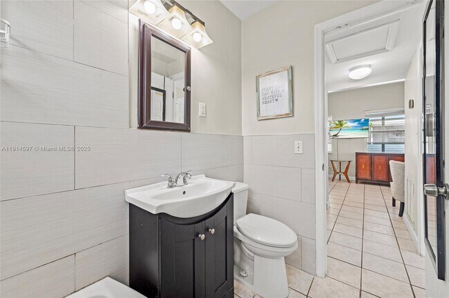 Building Photo - 1125 NE 5th Ave