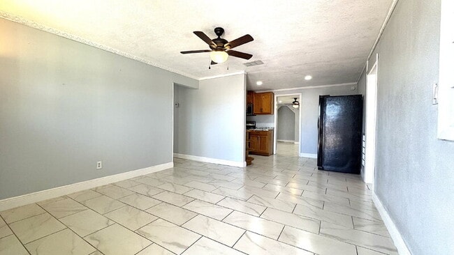 Building Photo - 1022 Lewis Dr