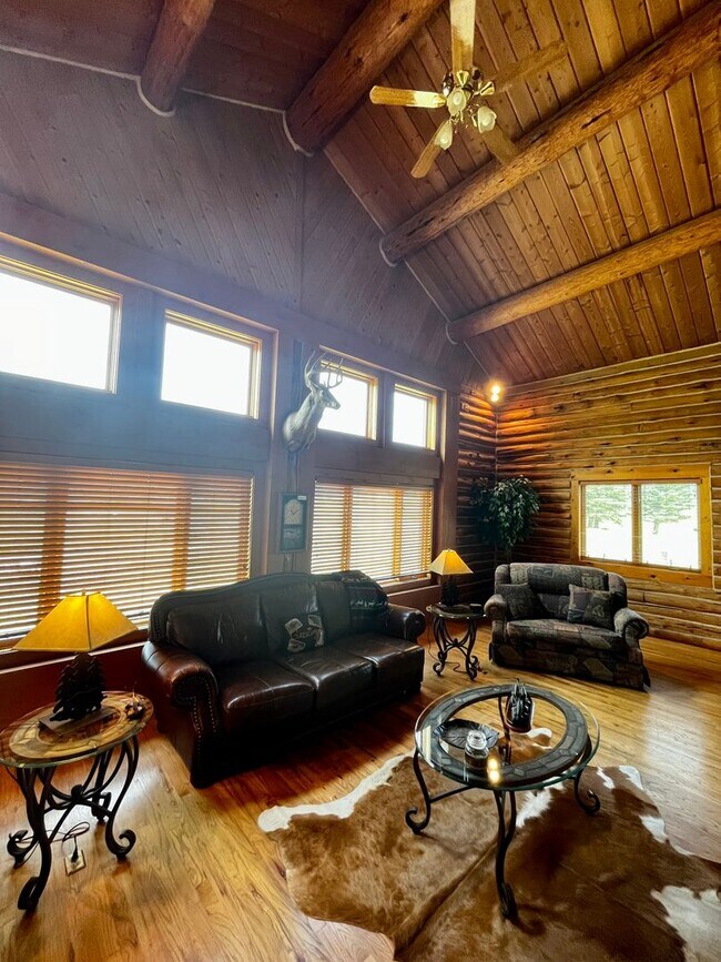 Building Photo - Fully Furnished Cabin Available - 10 Minut...