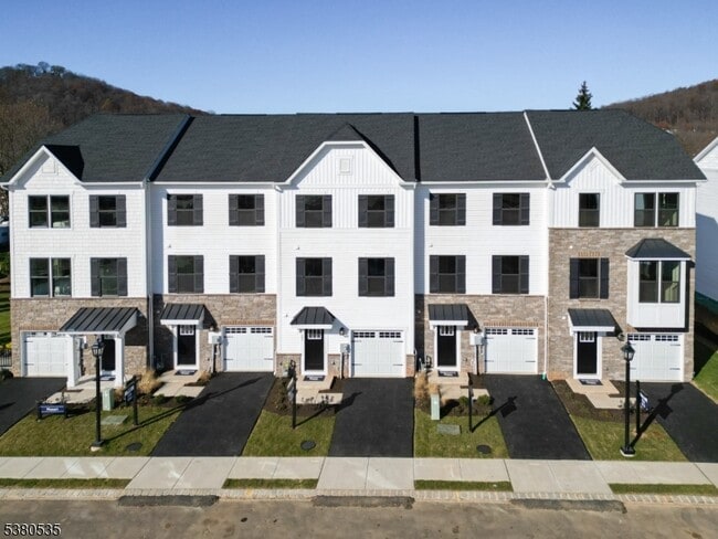 Building Photo - 10 Saw Mill Cir
