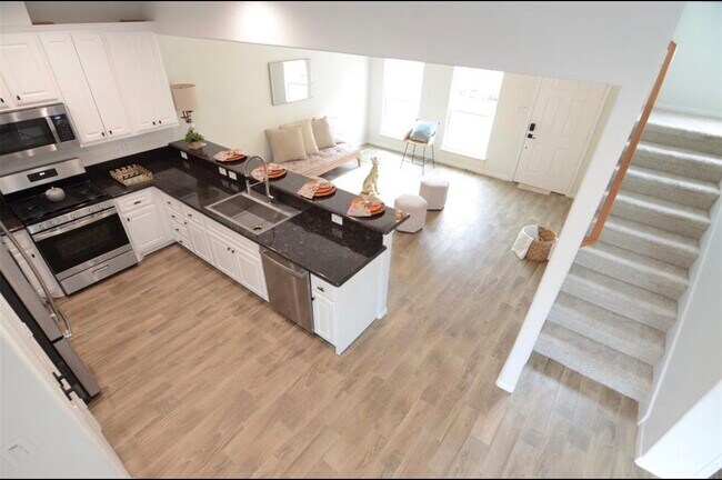 Building Photo - 2201 Naomi St