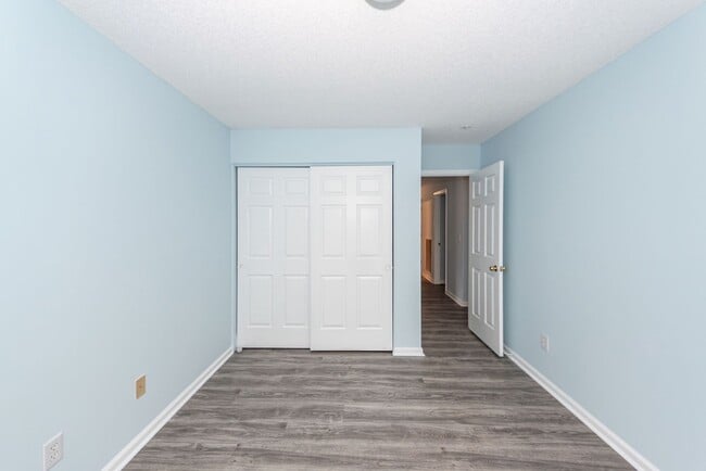 Building Photo - 4 Bedroom, 2 Bathroom Home in Park Hill Pl...