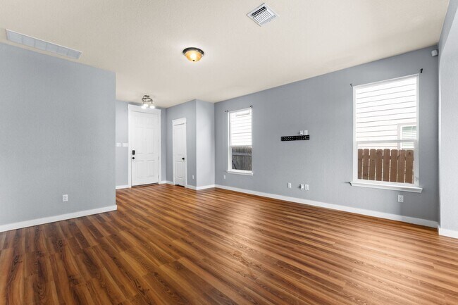 Building Photo - 1053 Sagebrush Dr