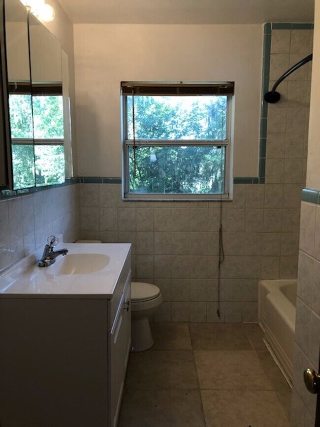 Building Photo - 4 Bed 1 Bath Home | Pet Friendly | Washer ...