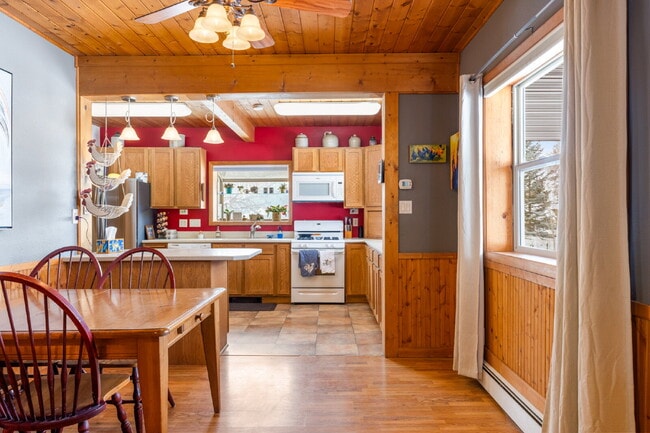 Building Photo - Spacious 4-Bedroom Home in the Heart of Sh...