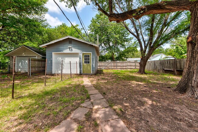 Building Photo - 418 N Flood Ave