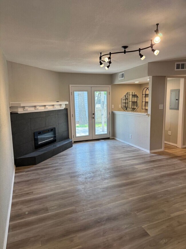 Building Photo - Newly renovated 3 bedroom 2.5 baths