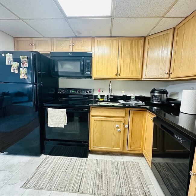 Building Photo - 8 Shadowbrook Ln