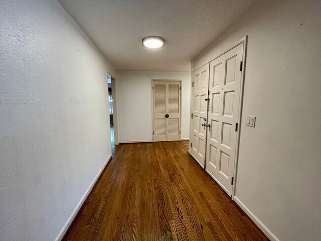 Building Photo - 15410 SW Peppermill Ct