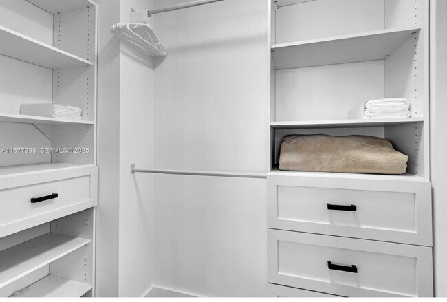 Building Photo - 2555 Collins Ave