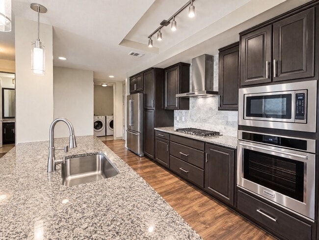 Building Photo - 10401 Town & Country Way